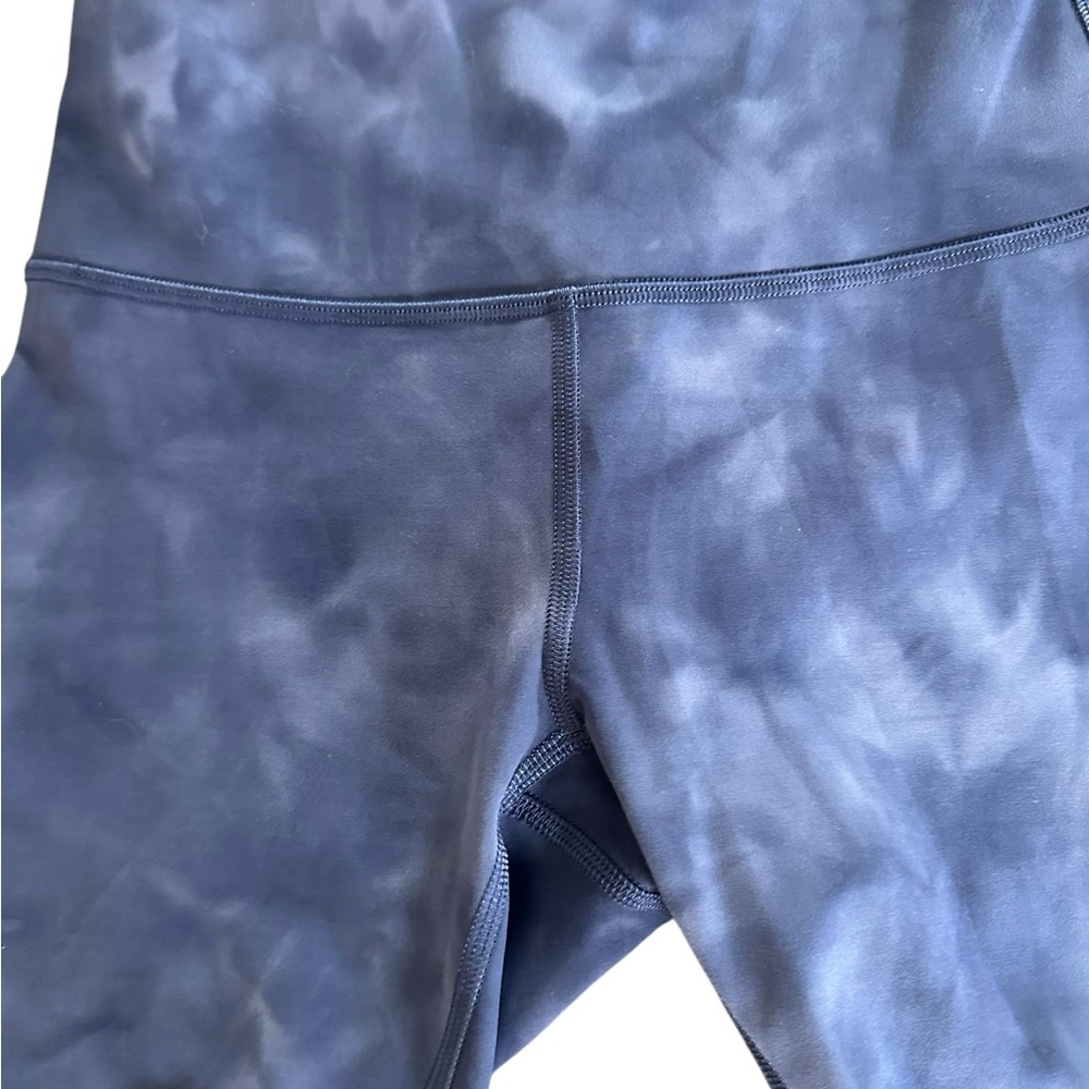lululemon athletica Wunder Train High Rise 6” Blue Tie-Dye Shorts - Size 4 - Picture 2 of 6